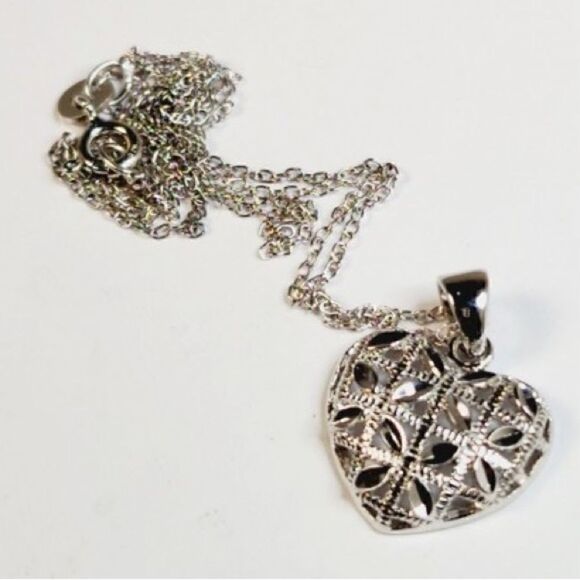 Sterling Silver Vintage Heart Pendant on Chain Necklace. - Picture 1 of 8